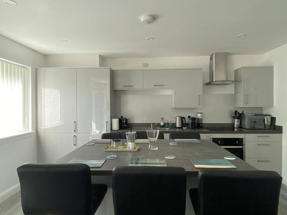 Beautiful Riverside Holiday Home คาลเลนเดอร์ ภายนอก รูปภาพ