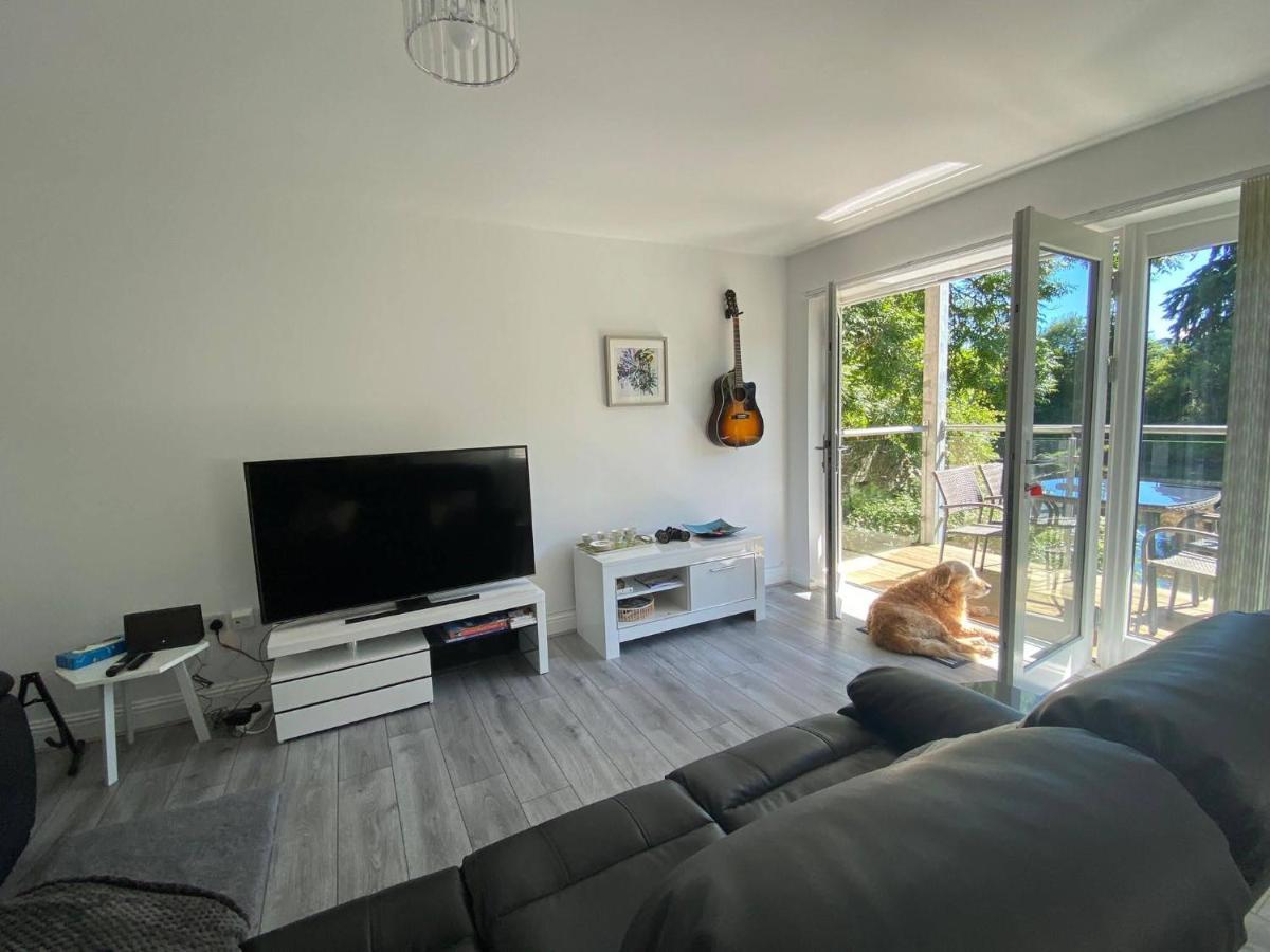 Beautiful Riverside Holiday Home คาลเลนเดอร์ ภายนอก รูปภาพ